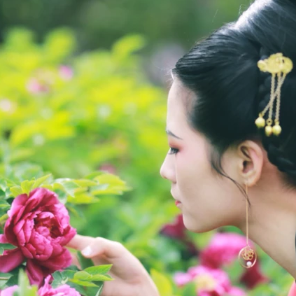 大唐紅裳帶傘女生頭像，唯美古風(fēng)真人頭像