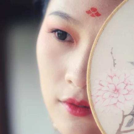 大唐紅裳帶傘女生頭像，唯美古風(fēng)真人頭像