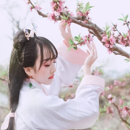 粉紅少女帶團扇女生頭像，唯美古風(fēng)真人頭像