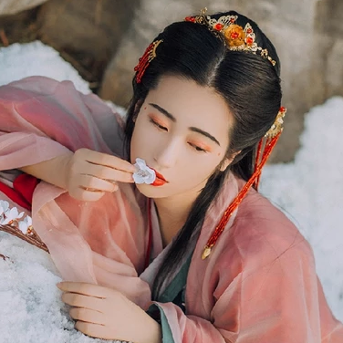 暮雪賞花彈琴女生頭像，唯美古風(fēng)真人頭像