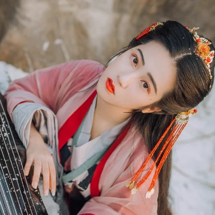 暮雪賞花彈琴女生頭像，唯美古風(fēng)真人頭像