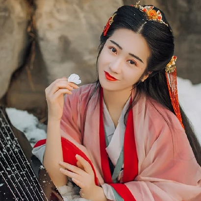 暮雪賞花彈琴女生頭像，唯美古風(fēng)真人頭像