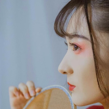 紅紗裙帶團(tuán)扇女生頭像，唯美古風(fēng)真人頭像