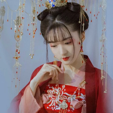紅紗裙帶團(tuán)扇女生頭像，唯美古風(fēng)真人頭像