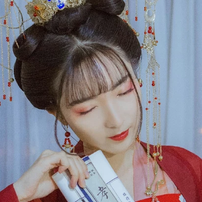紅紗裙帶團(tuán)扇女生頭像，唯美古風(fēng)真人頭像