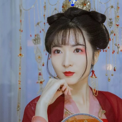 紅紗裙帶團(tuán)扇女生頭像，唯美古風(fēng)真人頭像