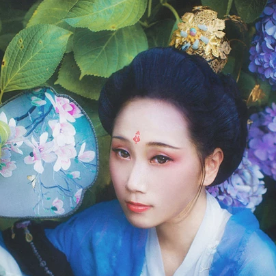 藍(lán)顏花艷帶傘女生頭像，唯美古風(fēng)真人頭像
