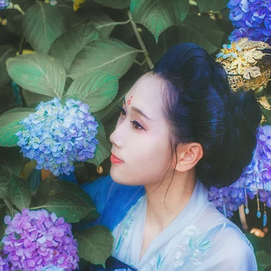 藍(lán)顏花艷帶傘女生頭像，唯美古風(fēng)真人頭像