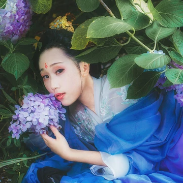 藍(lán)顏花艷帶傘女生頭像，唯美古風(fēng)真人頭像