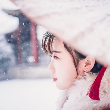 身紅披風(fēng)持傘賞雪女生頭像，唯美古風(fēng)真人頭像