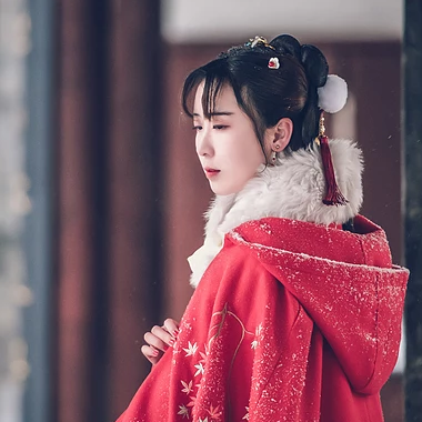 身紅披風(fēng)持傘賞雪女生頭像，唯美古風(fēng)真人頭像