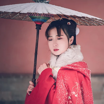 身紅披風(fēng)持傘賞雪女生頭像，唯美古風(fēng)真人頭像