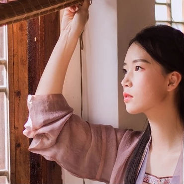 愜意喝酒賞花女生頭像，唯美古風真人頭像