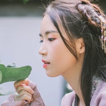 愜意喝酒賞花女生頭像，唯美古風真人頭像