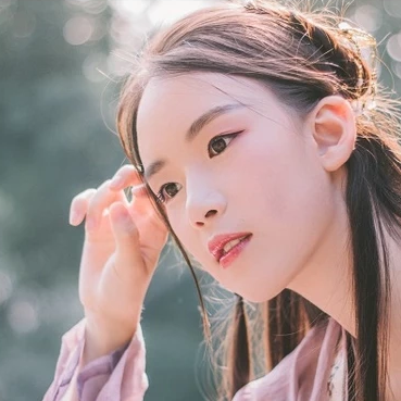 愜意喝酒賞花女生頭像，唯美古風真人頭像