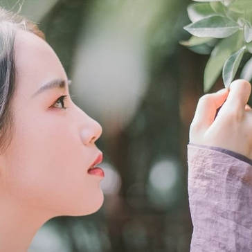 愜意喝酒賞花女生頭像，唯美古風真人頭像