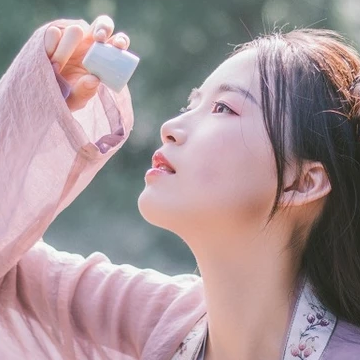 愜意喝酒賞花女生頭像，唯美古風真人頭像