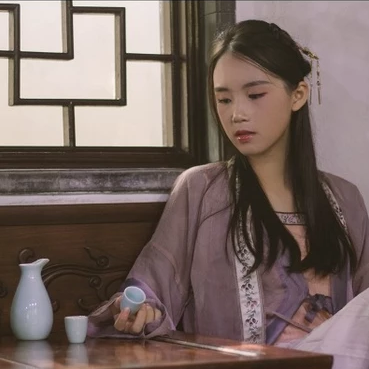 愜意喝酒賞花女生頭像，唯美古風真人頭像