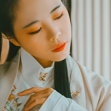 白衣風(fēng)度帶折扇女生頭像，唯美古風(fēng)真人頭像