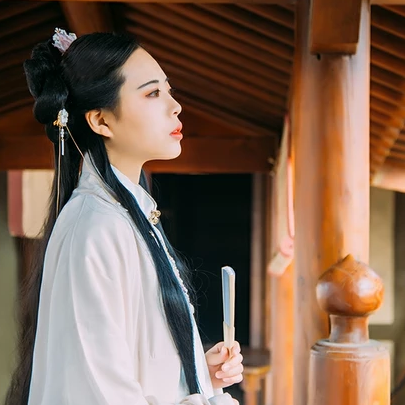 白衣風(fēng)度帶折扇女生頭像，唯美古風(fēng)真人頭像