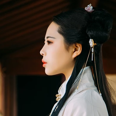 白衣風(fēng)度帶折扇女生頭像，唯美古風(fēng)真人頭像