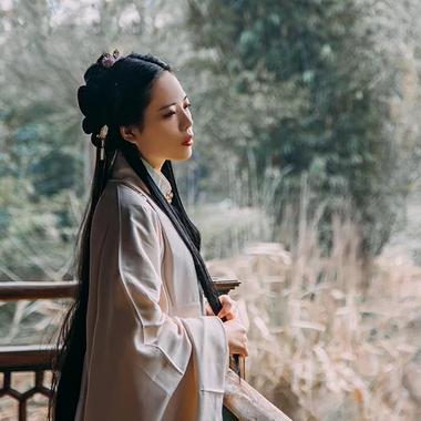 白衣風(fēng)度帶折扇女生頭像，唯美古風(fēng)真人頭像