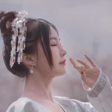 櫻落紛飛帶傘女生頭像，唯美古風(fēng)真人頭像