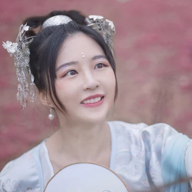 櫻落紛飛帶傘女生頭像，唯美古風(fēng)真人頭像