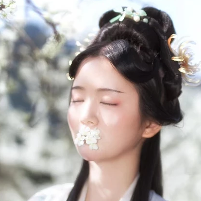 玉山清帶傘女生頭像，唯美古風真人頭像