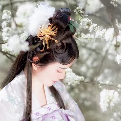 玉山清帶傘女生頭像，唯美古風真人頭像