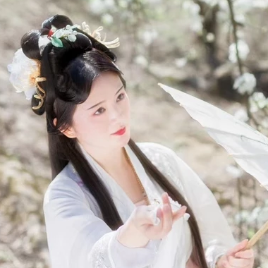 玉山清帶傘女生頭像，唯美古風真人頭像