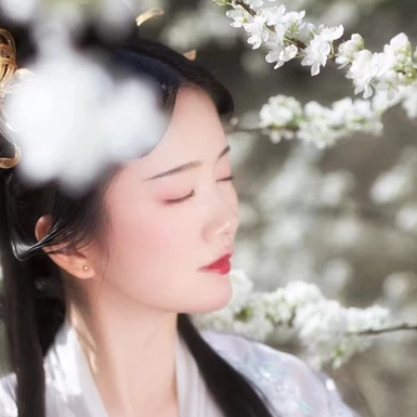 玉山清帶傘女生頭像，唯美古風真人頭像