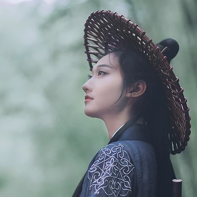 禪意喝酒女生頭像，唯美古風真人頭像