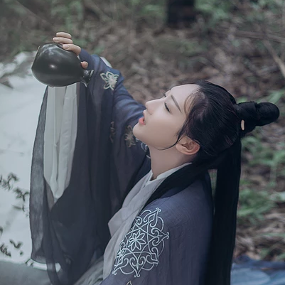 禪意喝酒女生頭像，唯美古風真人頭像