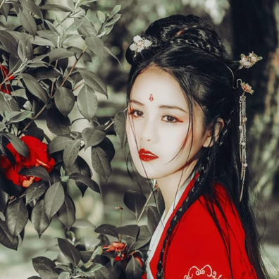 艷麗紅衣女生頭像，唯美古風(fēng)真人頭像