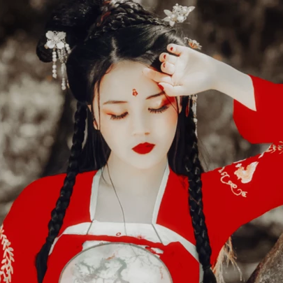 艷麗紅衣女生頭像，唯美古風(fēng)真人頭像