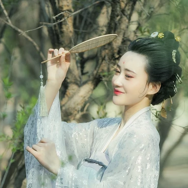 優(yōu)雅賞春帶團(tuán)扇女生頭像，唯美古風(fēng)真人頭像