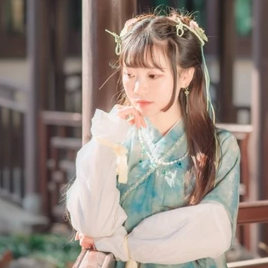 淡綠清新帶團(tuán)扇女生頭像，唯美古風(fēng)真人頭像