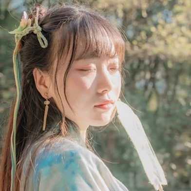 淡綠清新帶團(tuán)扇女生頭像，唯美古風(fēng)真人頭像