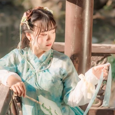 淡綠清新帶團(tuán)扇女生頭像，唯美古風(fēng)真人頭像