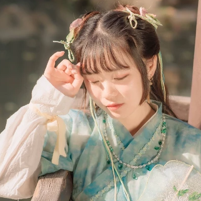 淡綠清新帶團(tuán)扇女生頭像，唯美古風(fēng)真人頭像