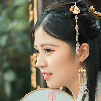 繡球花帶團(tuán)扇女生頭像，唯美古風(fēng)真人頭像