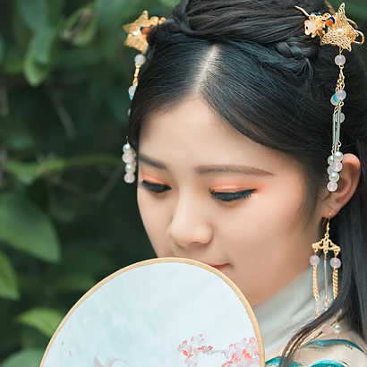 繡球花帶團(tuán)扇女生頭像，唯美古風(fēng)真人頭像