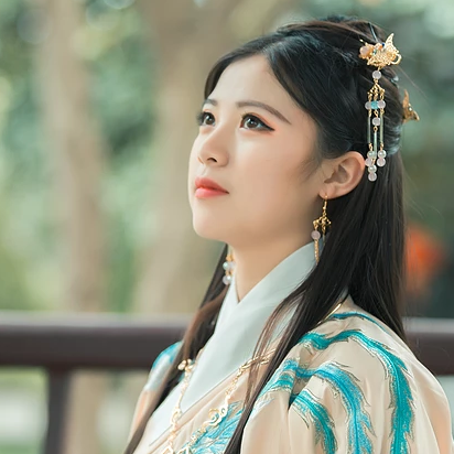 繡球花帶團(tuán)扇女生頭像，唯美古風(fēng)真人頭像