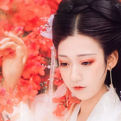 楓葉白衣帶團(tuán)扇女生頭像，唯美古風(fēng)真人頭像