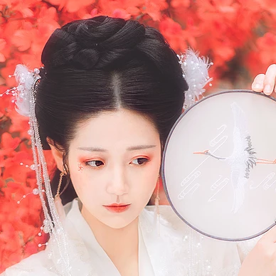 楓葉白衣帶團(tuán)扇女生頭像，唯美古風(fēng)真人頭像