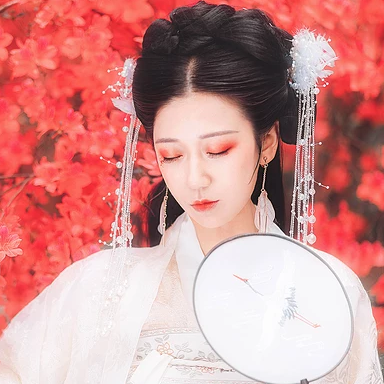 楓葉白衣帶團(tuán)扇女生頭像，唯美古風(fēng)真人頭像