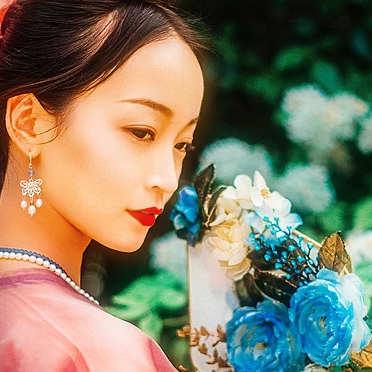 多彩花團扇女生頭像，唯美古風真人頭像