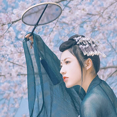 漫櫻少女心帶團(tuán)扇女生頭像，唯美古風(fēng)真頭像