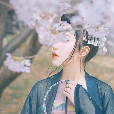 漫櫻少女心帶團(tuán)扇女生頭像，唯美古風(fēng)真頭像